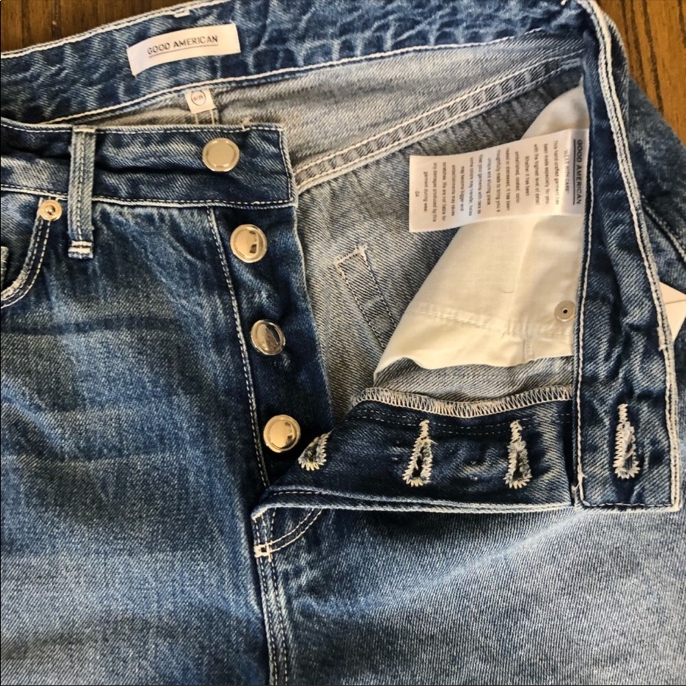 FLASH SALE! Good American high rise raw hem shorts - Picture 4 of 8